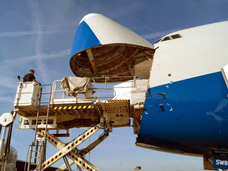 Das Foto zeigt die Beladung eines Flugzeugs durch die hochgeklappte "Nase".