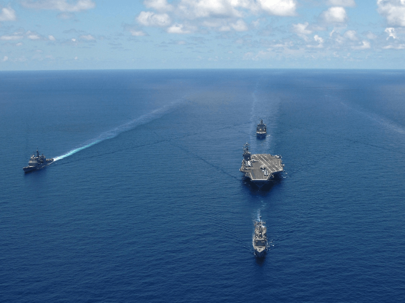 Dieses Bild zeigt Kriegsschiffe auf dem Meer