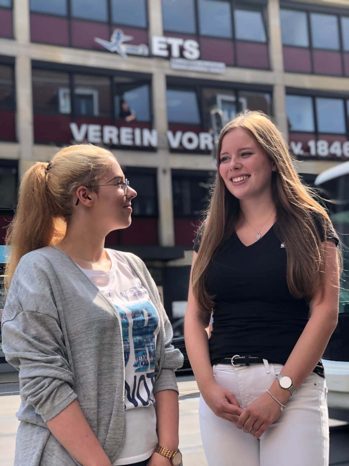 Foto zeigt die beiden 2019er Auszubildenden vor dem Headquarter Bremen.