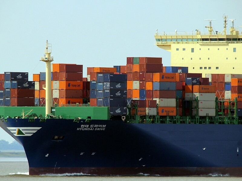 Foto zeigt ein Containerschiff